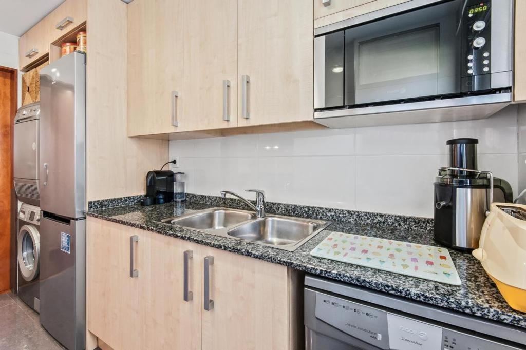 Barcelona-Forum Apartments ซานต์อาเตรียเดเบซอซ ภายนอก รูปภาพ