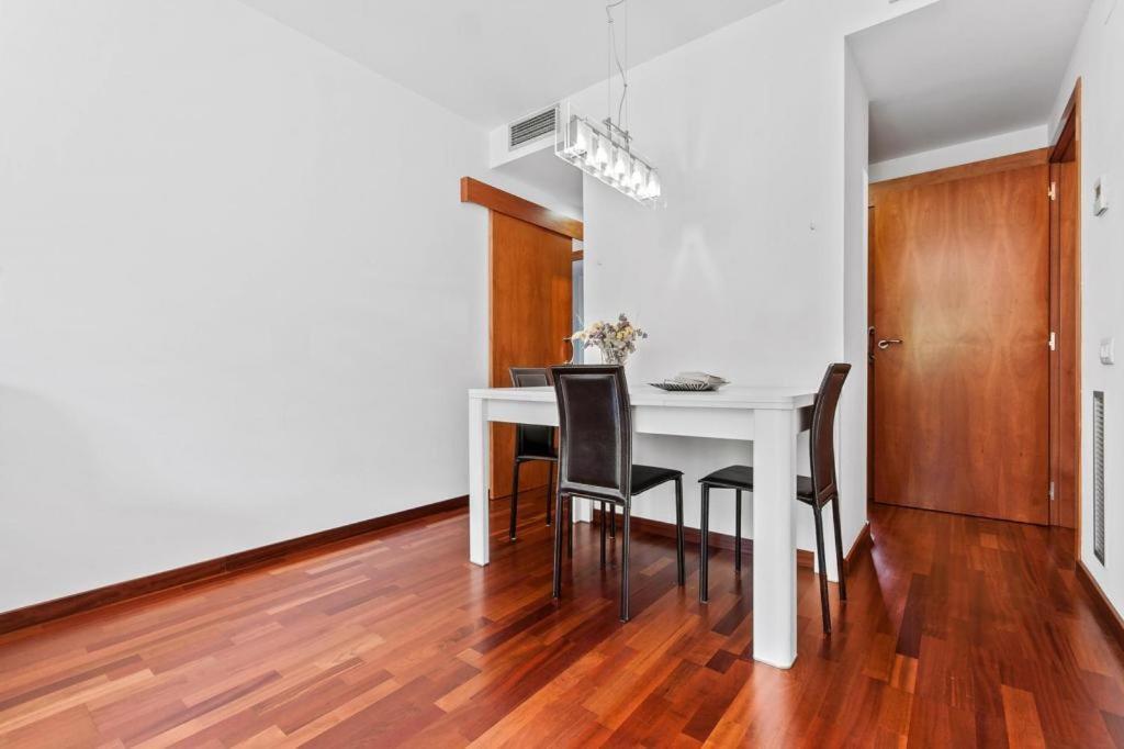 Barcelona-Forum Apartments ซานต์อาเตรียเดเบซอซ ภายนอก รูปภาพ